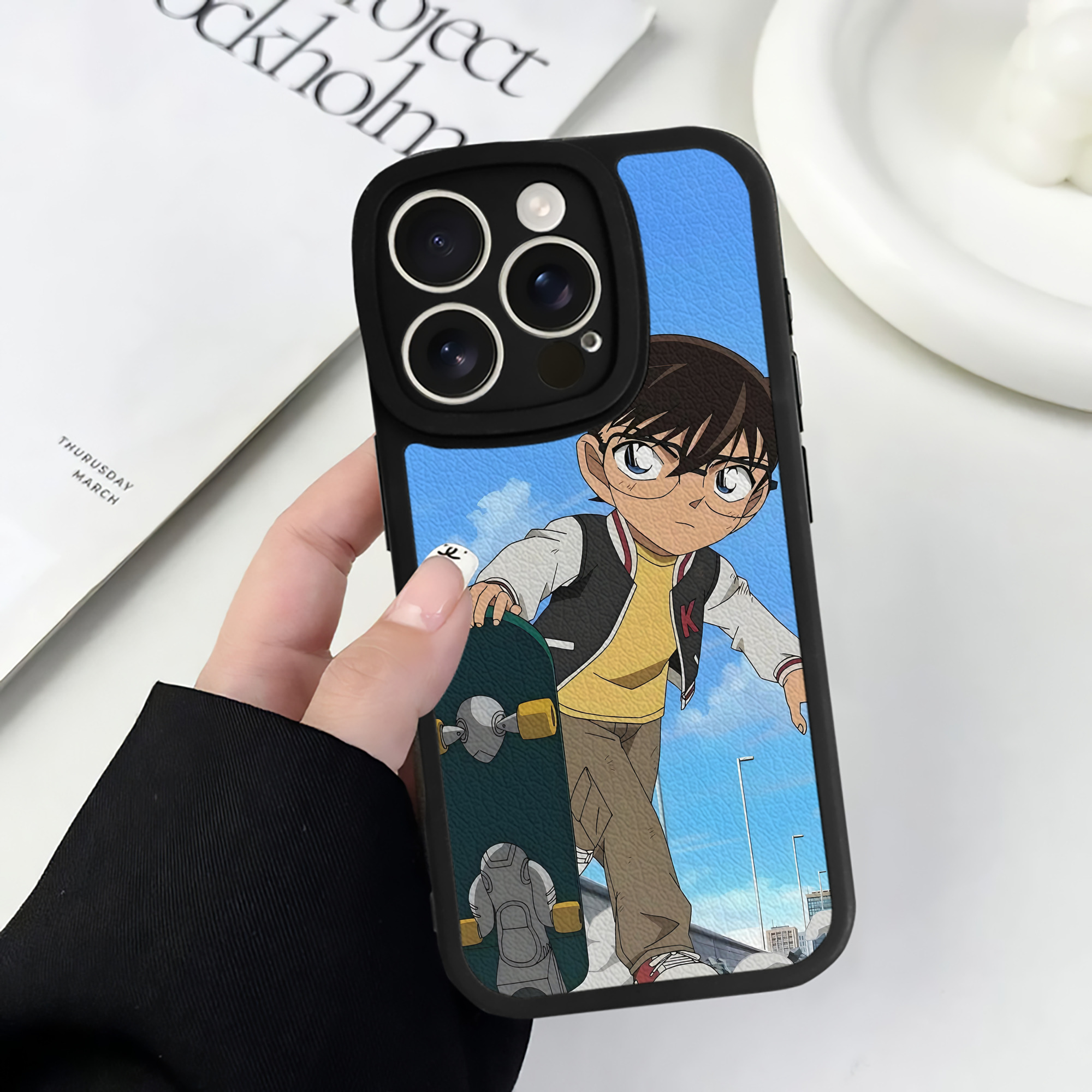 （画像用） 名探偵コナン Detective Conan 【iPhone 16シリーズ対応】シリコンスマホケース（レザー調） 材質：シリコン
